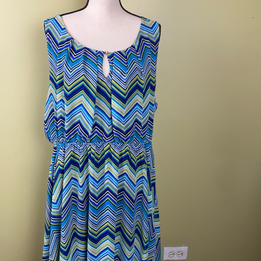 Geometric Chevron Print Handkerchief  Key hole Accent neckline